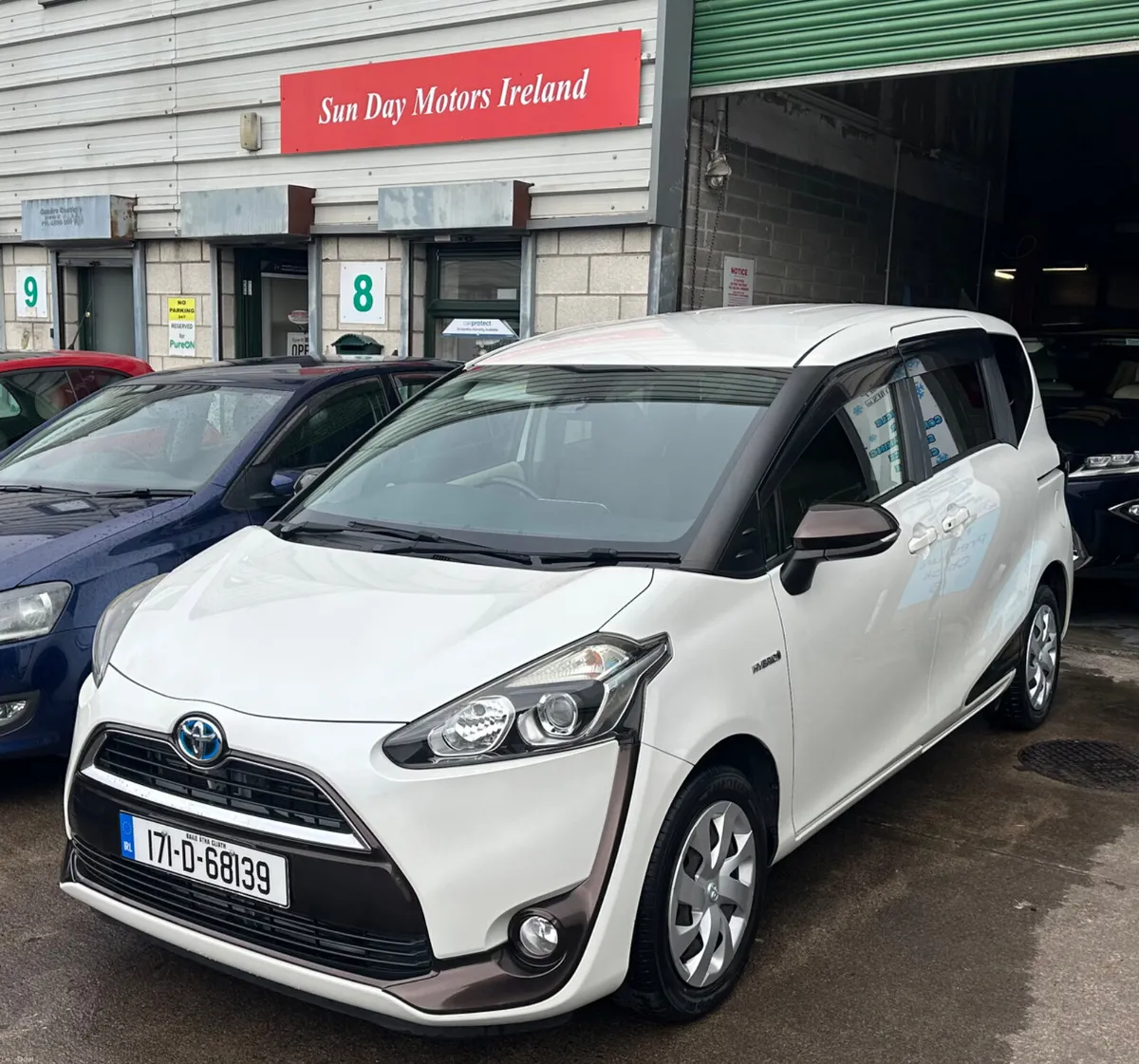Automatic 7 seater Toyota Sienta Hybrid - Image 1
