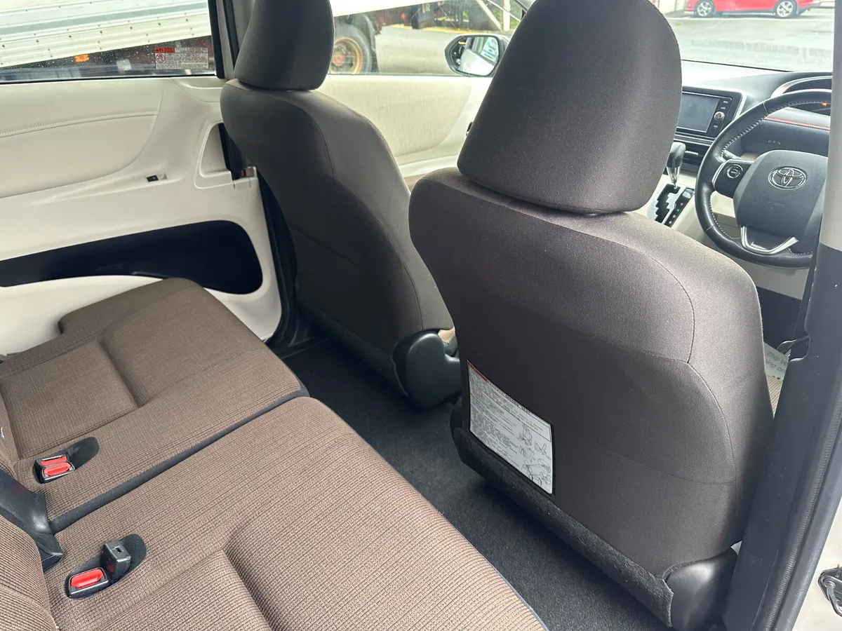 Automatic 7 seater Toyota Sienta Hybrid - Image 6