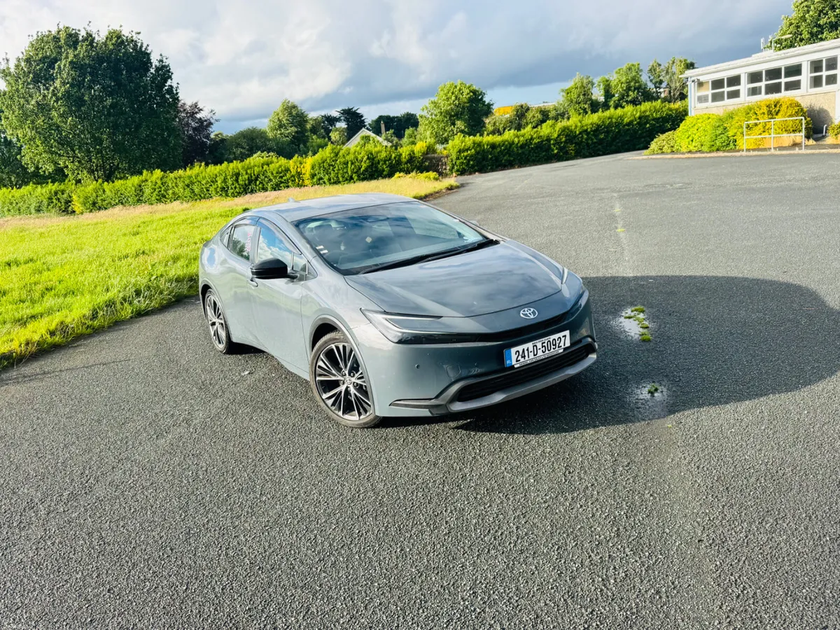 TOYOTA PRIUS SELF CHARGING HYBRID 6K KM LIKE NEW - Image 3