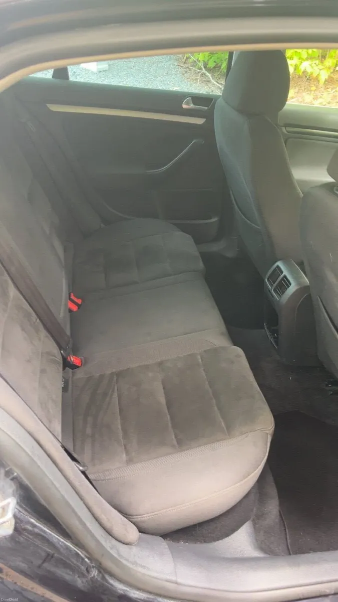 Volkswagen Jetta 2010 - Image 2