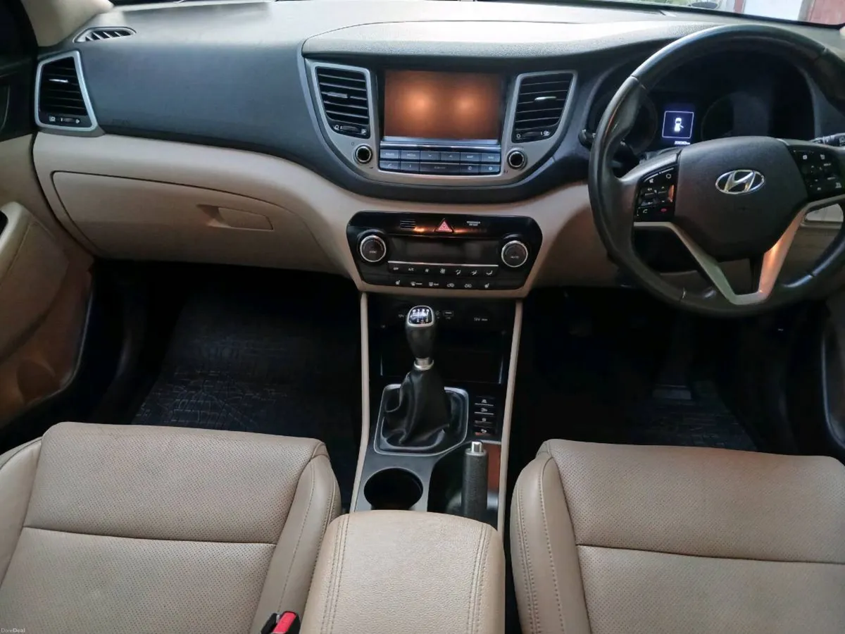 18 Hyundai Tucson 1.7dsl Executive model - Image 4