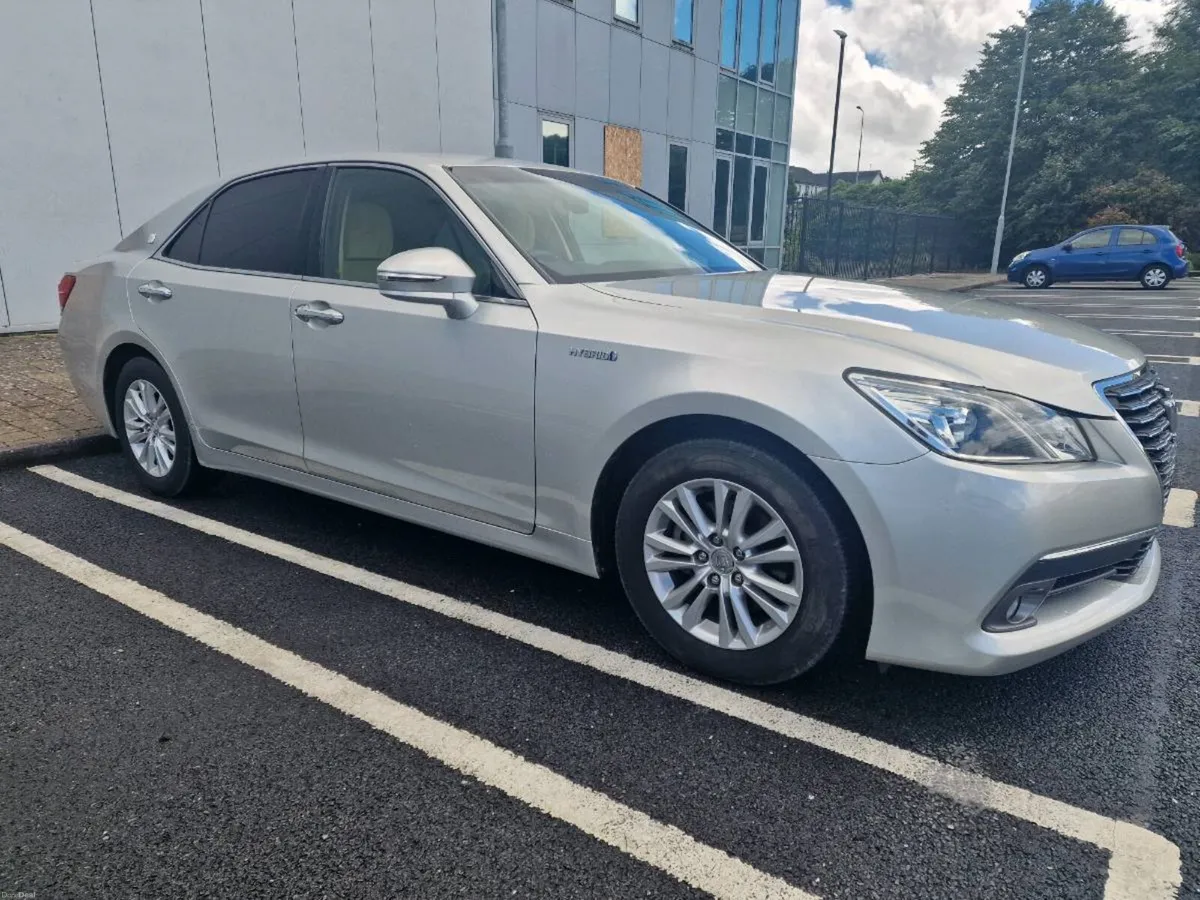 2014 Toyota Crown 2.5L Hybrid Silver - Image 2