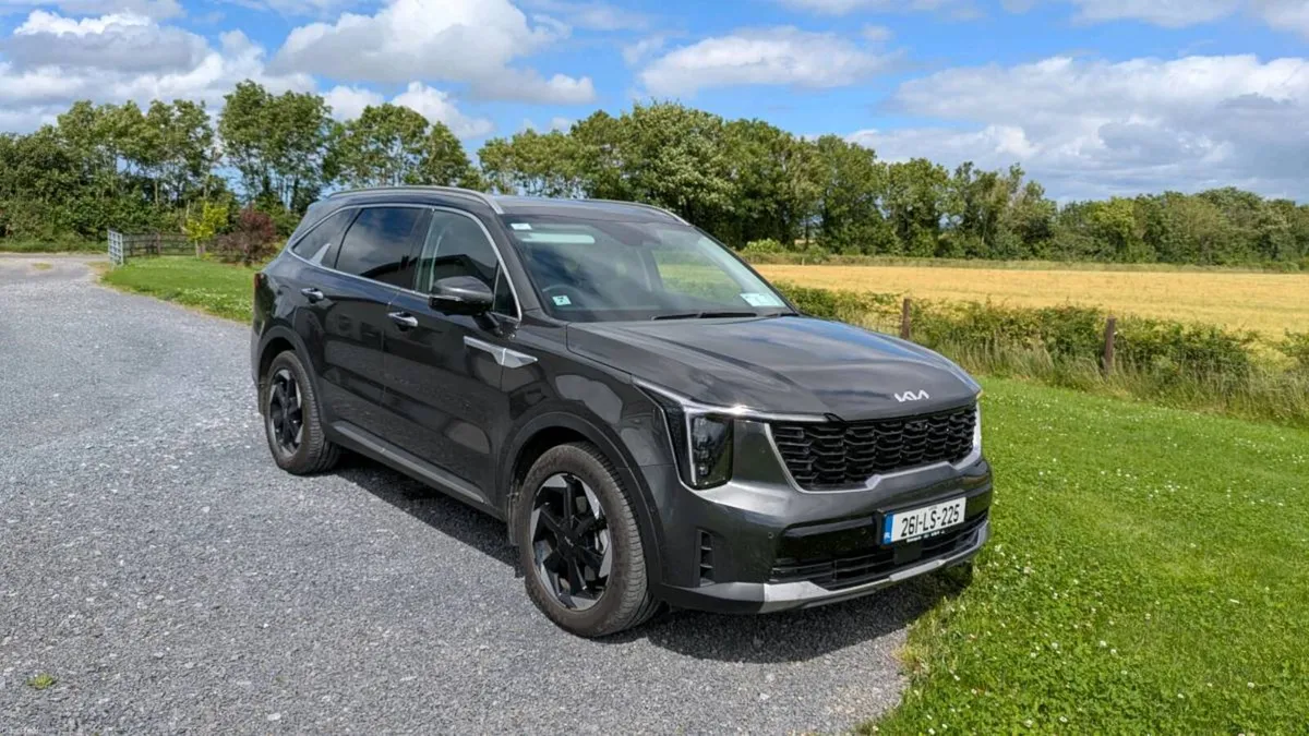 261 Kia Sorento 1.6l Petrol Hybrid 7 seater - Image 1