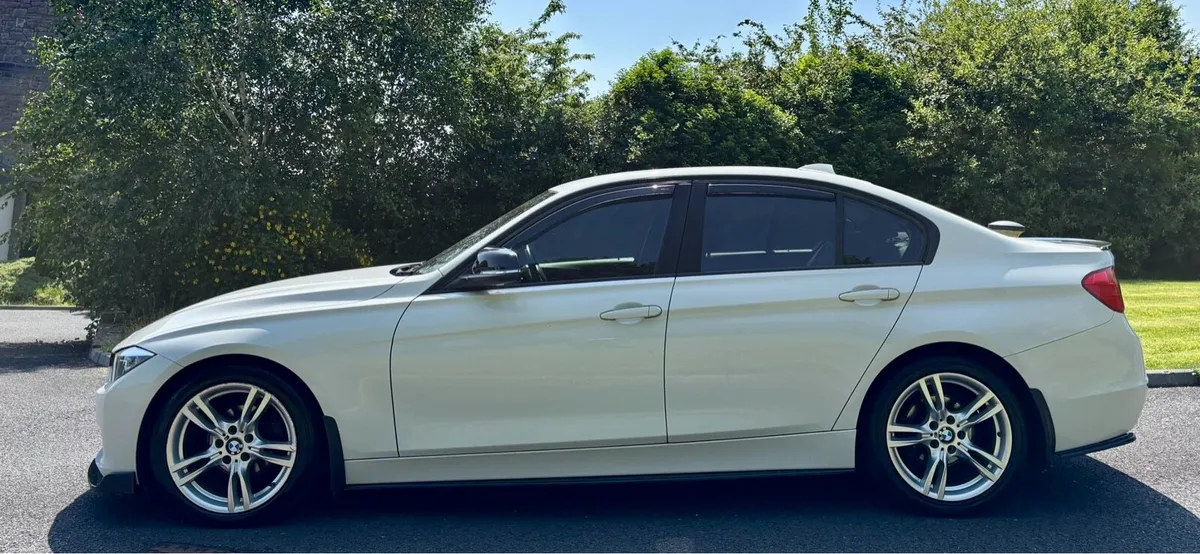 2013 BMW 320i SPORT XDRIVE LOW MILES - Image 4