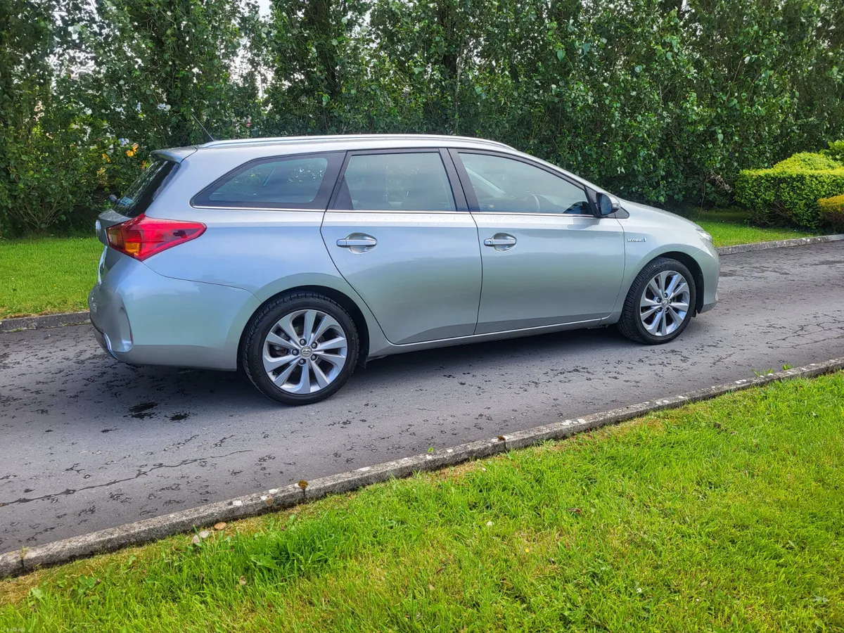 Toyota Auris HYBRID AUTOMATIC  NEW NCT - Image 2