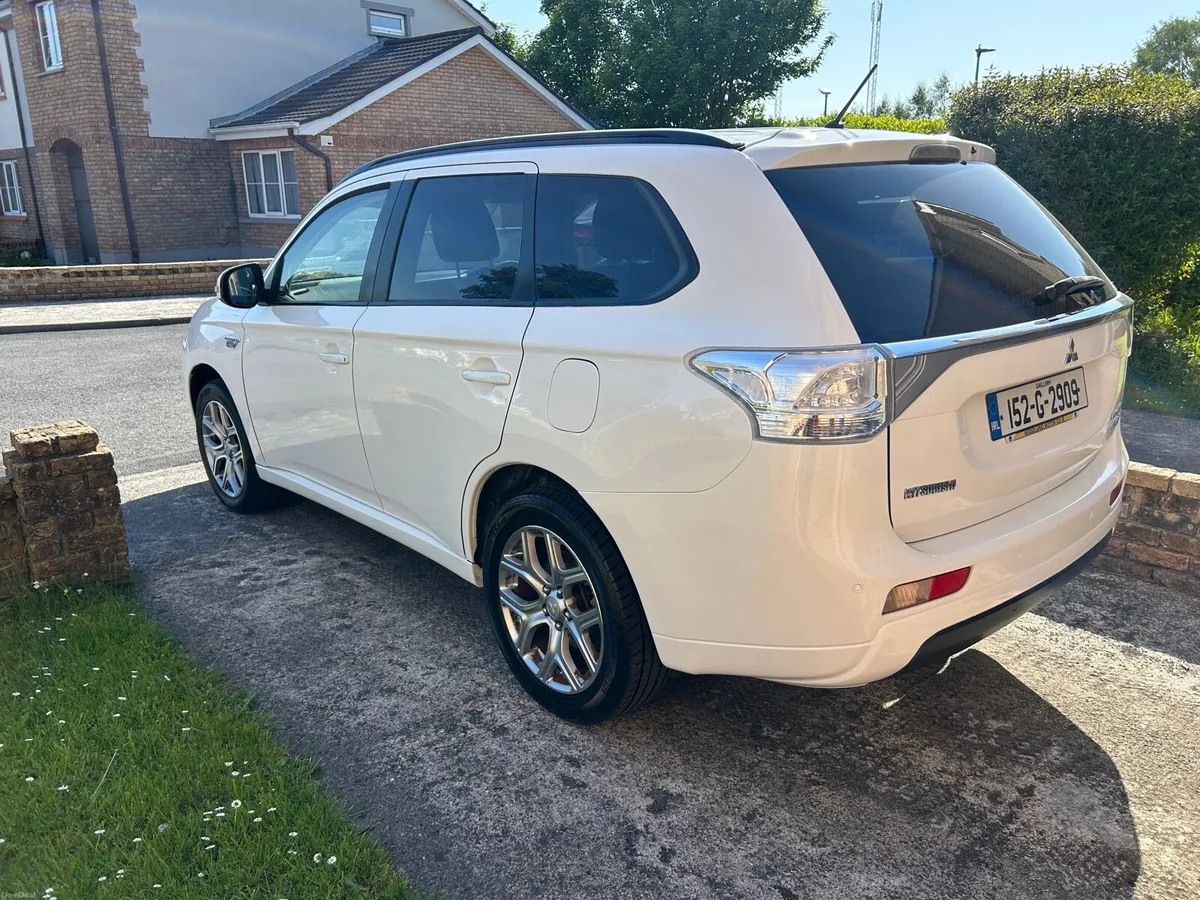 2015 Mitsubishi Outlander PHEV - Image 3