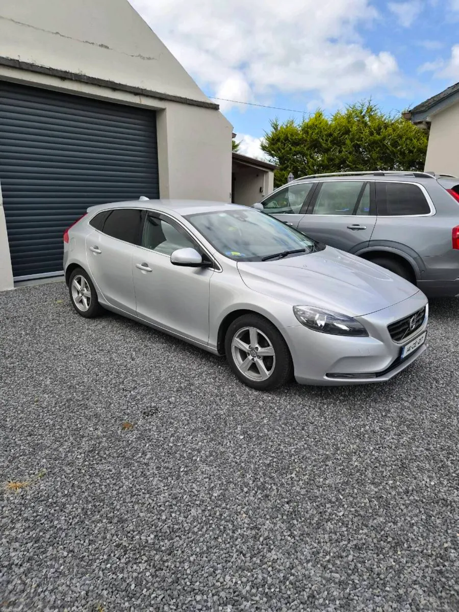 Volvo V40 - Image 1