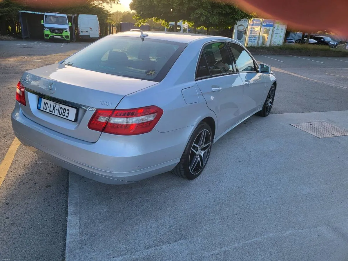 2010 E 200 Mercedes - Image 4