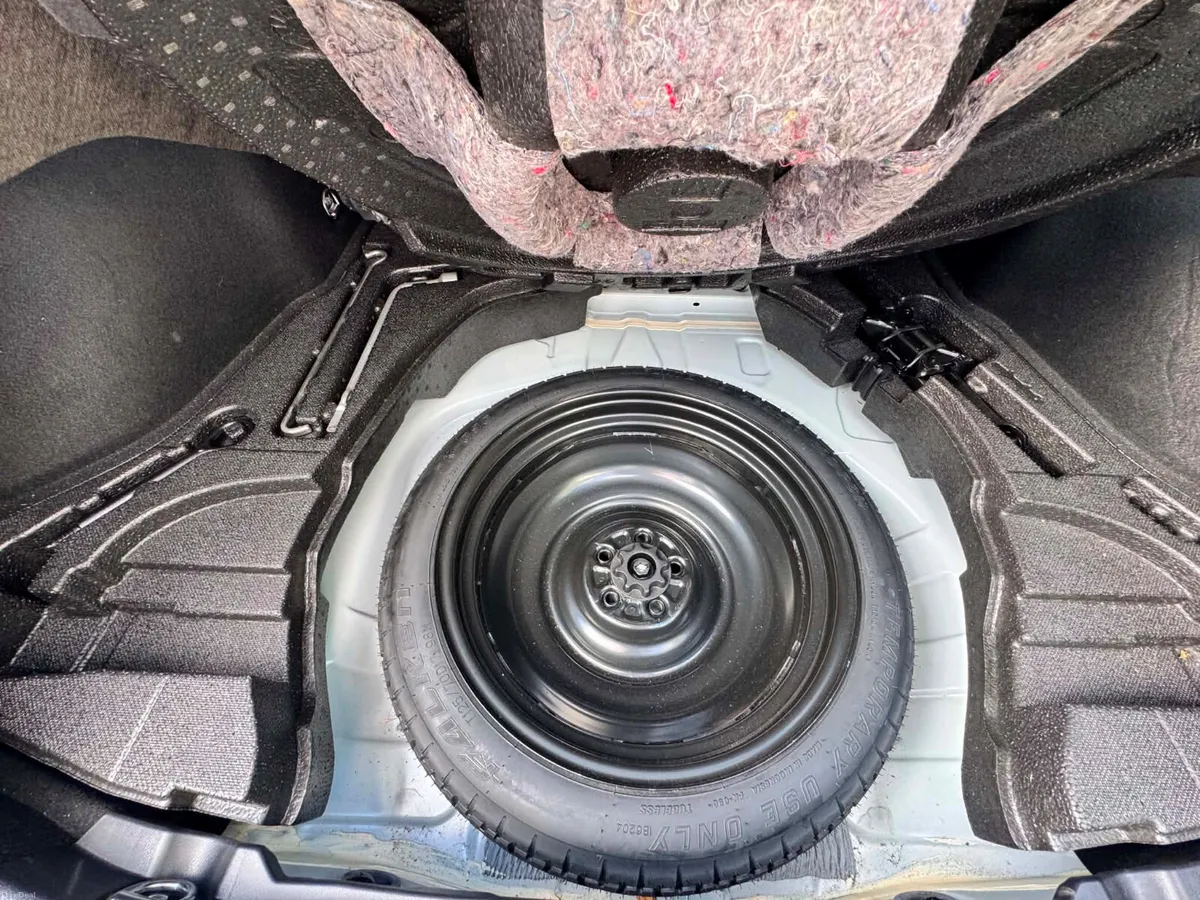 2018 Toyota Prius 1.8 Hybrid Automatic-perfect car - Image 6