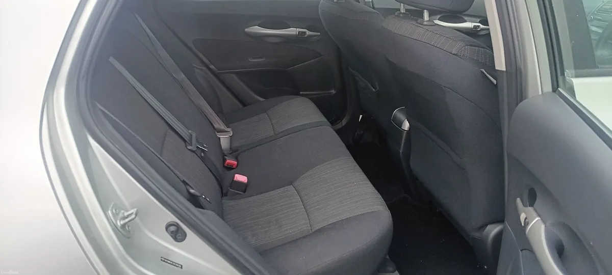 Toyota Auris 2007 - Image 2