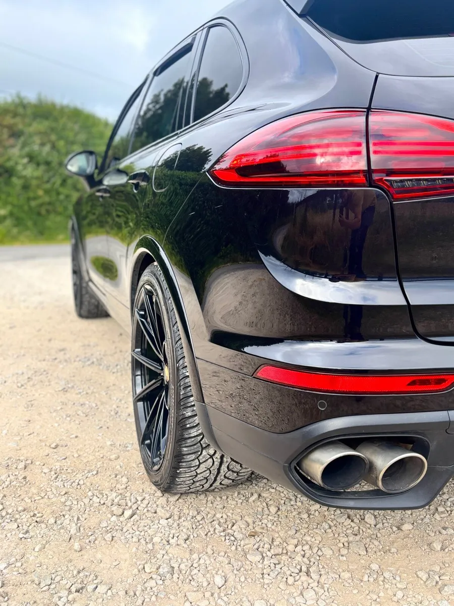 Porsche Cayenne 2017 Platinum Edition - Image 3