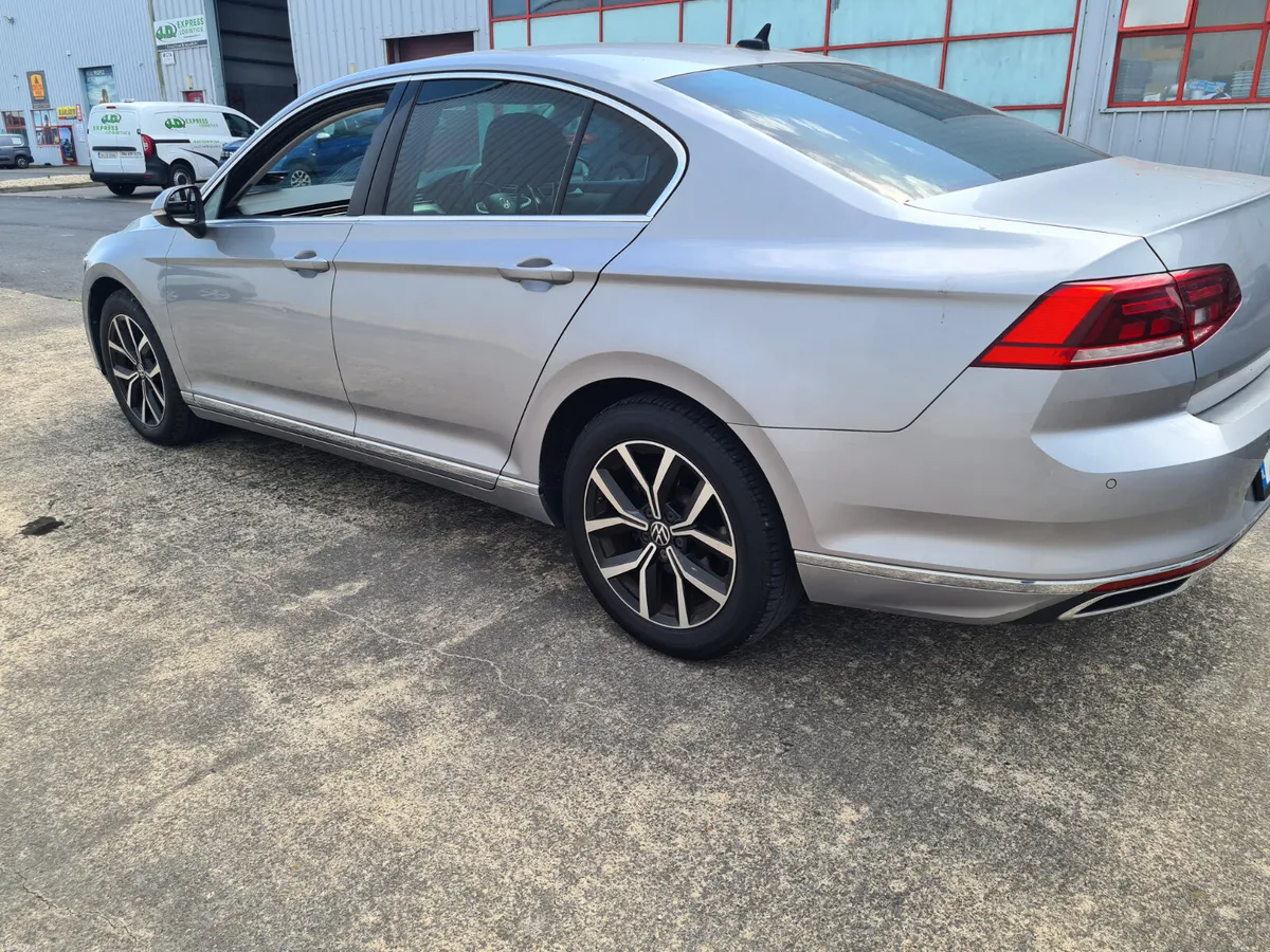 Volkswagen Passat 2022 - Image 2