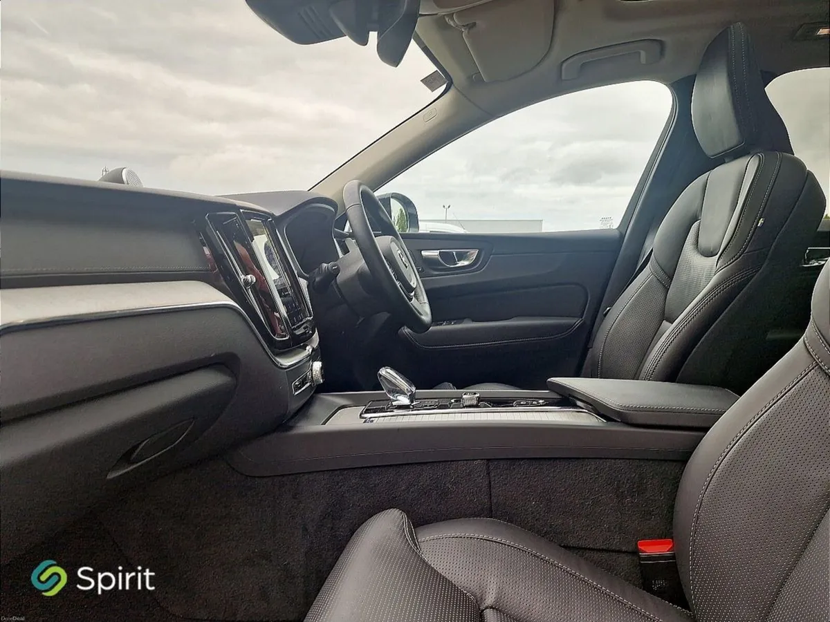 Volvo XC60 T6 Plug In Hybrid, Ultra (Dark Theme) - Image 4