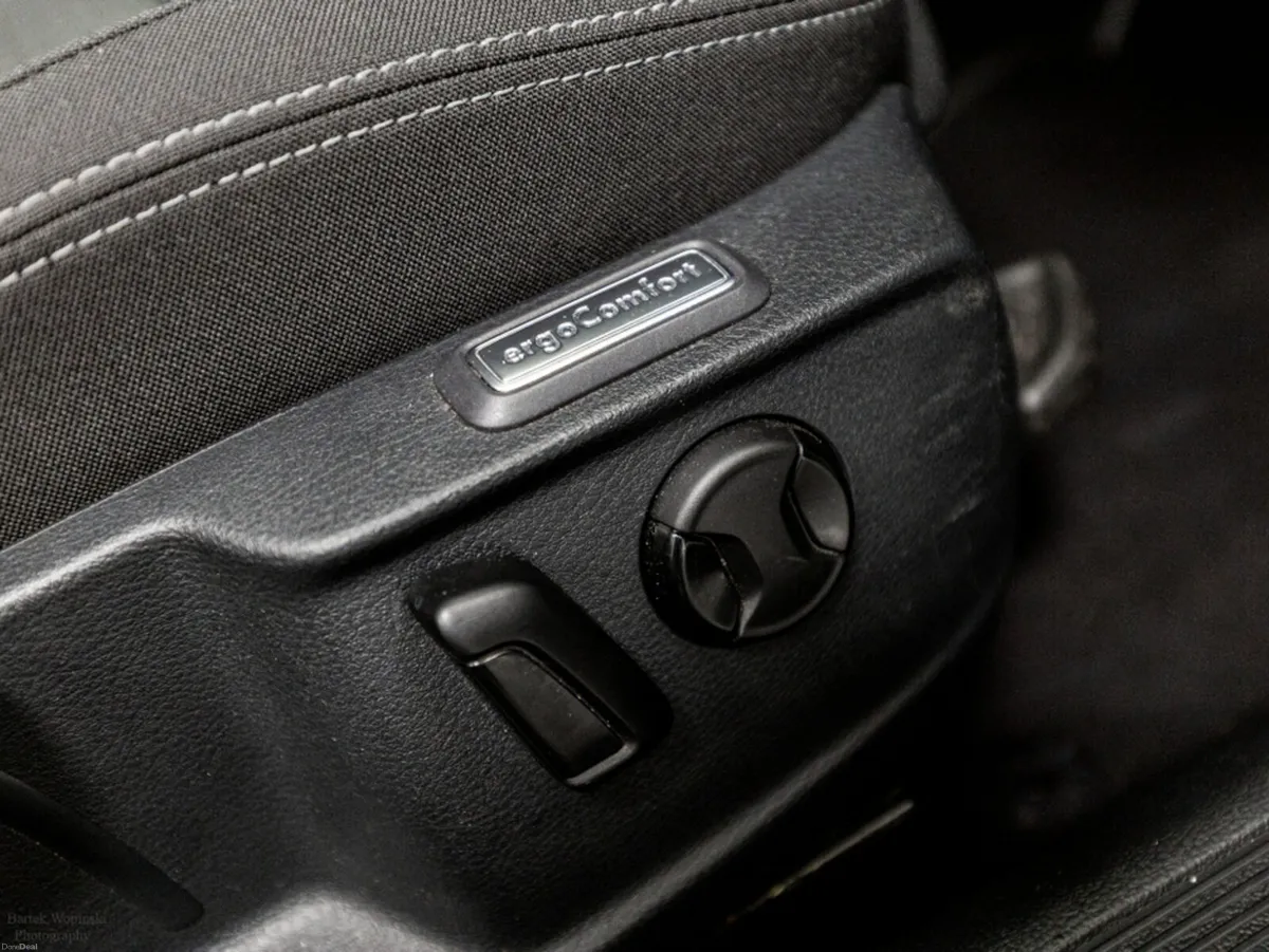 Volkswagen Passat SE NAV 2.0 Diesel Auto 150HP - Image 4
