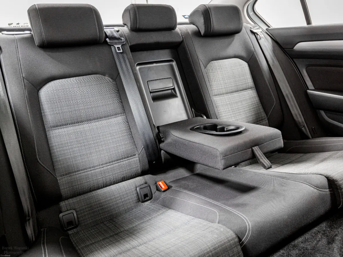 Volkswagen Passat SE NAV 2.0 Diesel Auto 150HP - Image 5