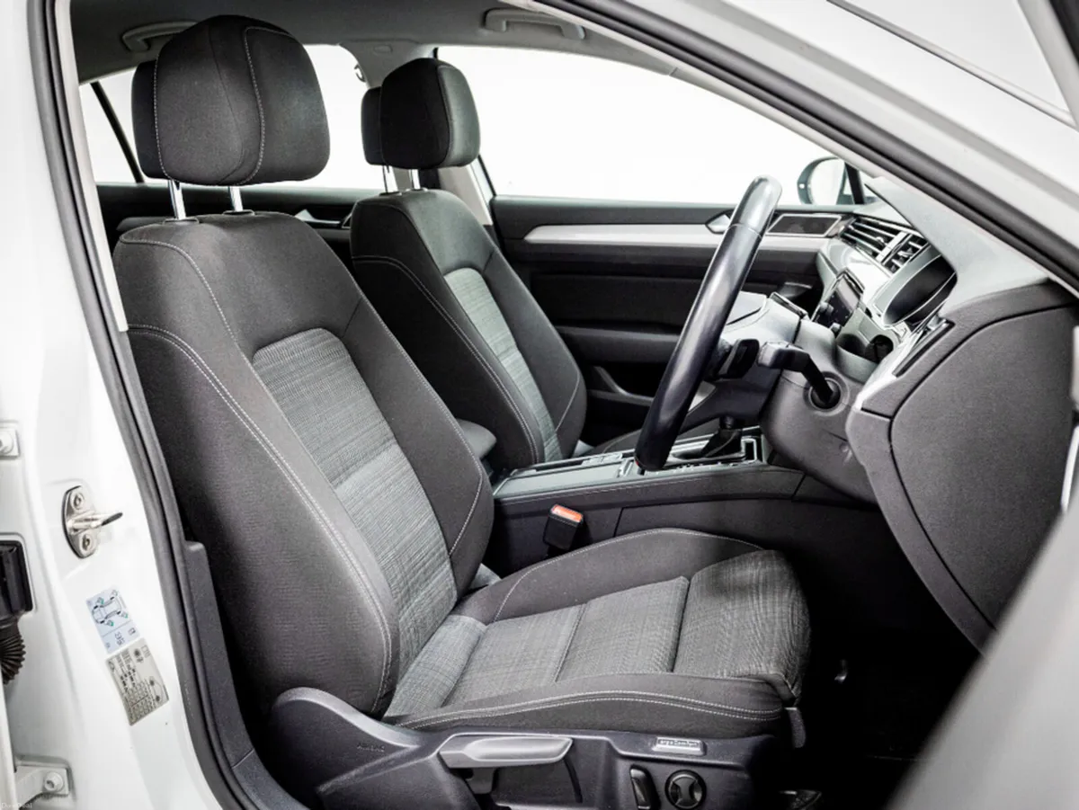 Volkswagen Passat SE NAV 2.0 Diesel Auto 150HP - Image 3