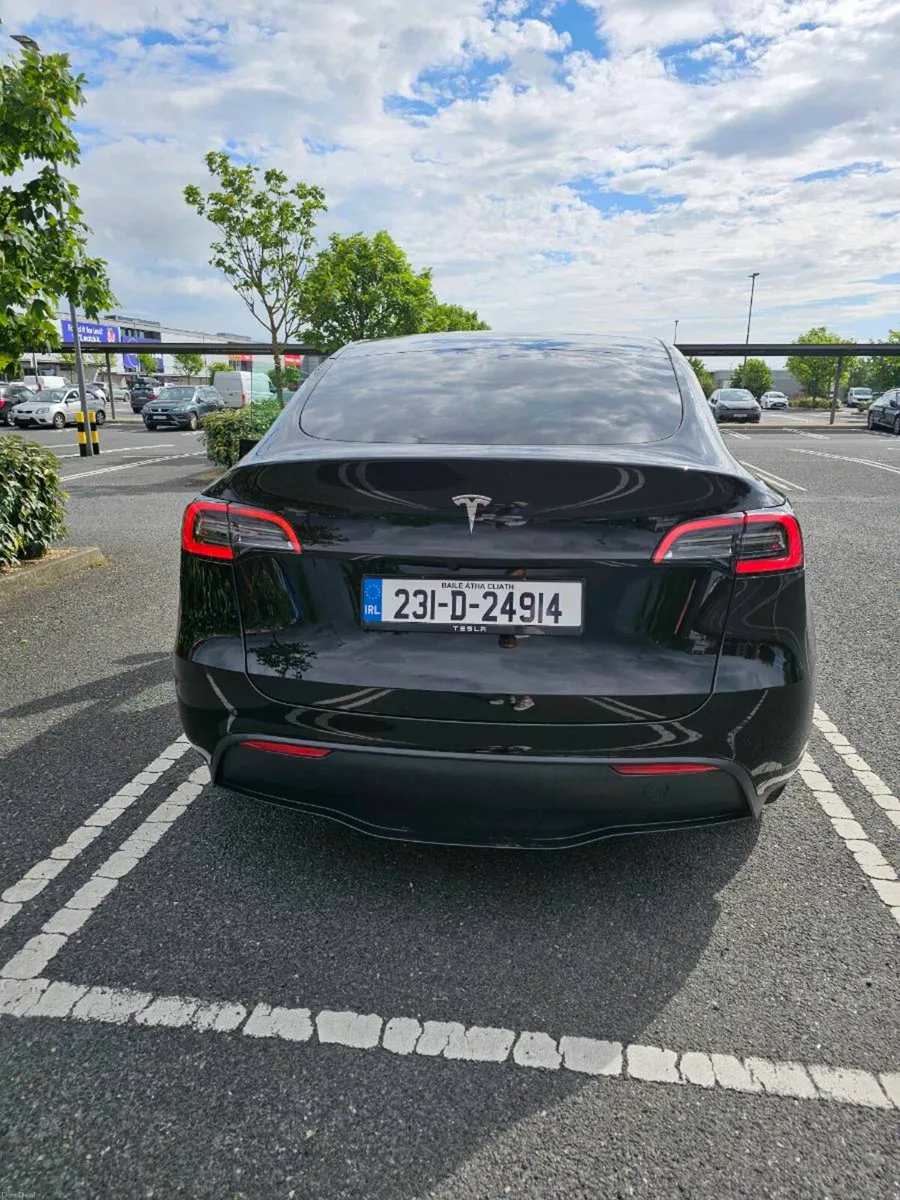 Tesla Model Y 2023 - Image 4