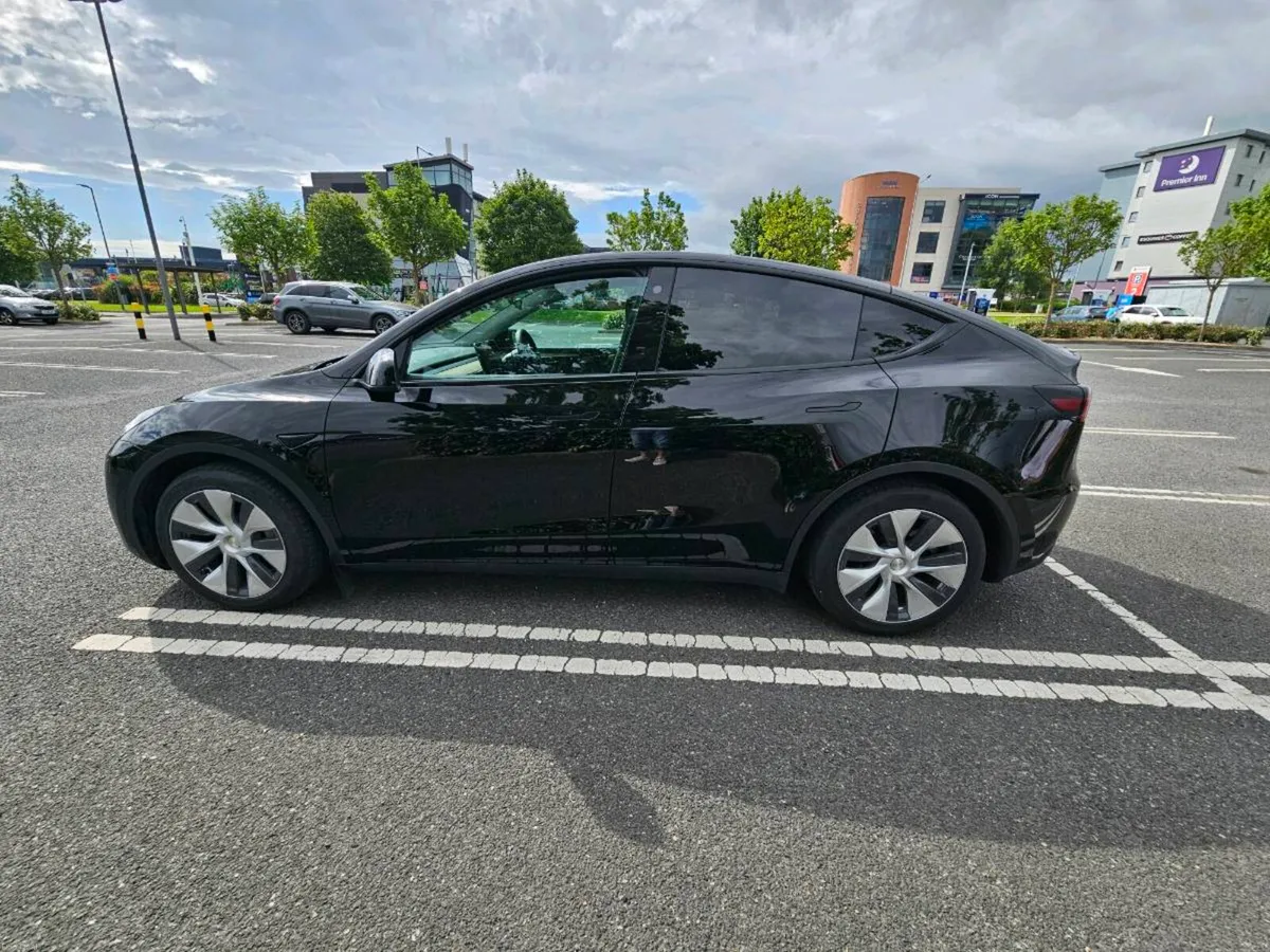 Tesla Model Y 2023 - Image 3
