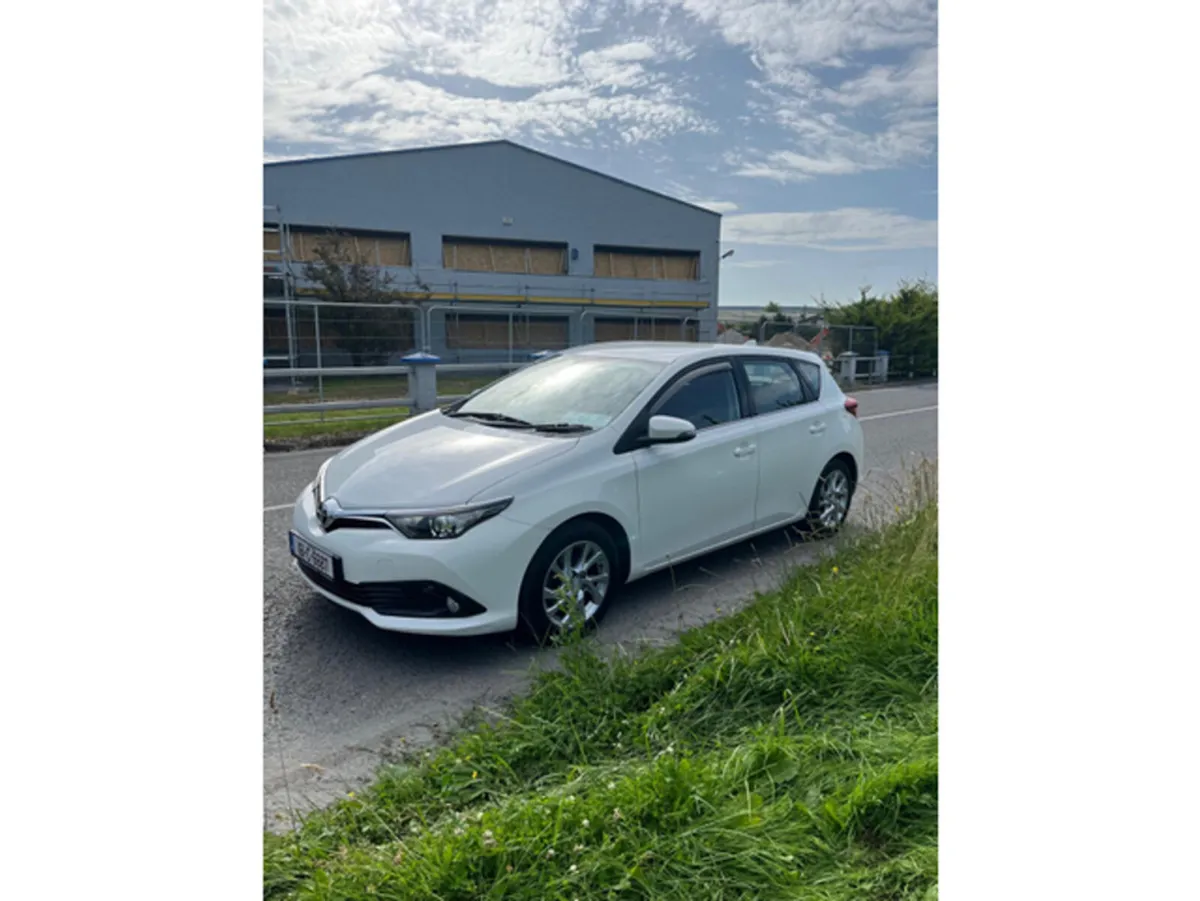 Toyota Auris 1.4 D-4D LUNA 4DR - Image 1