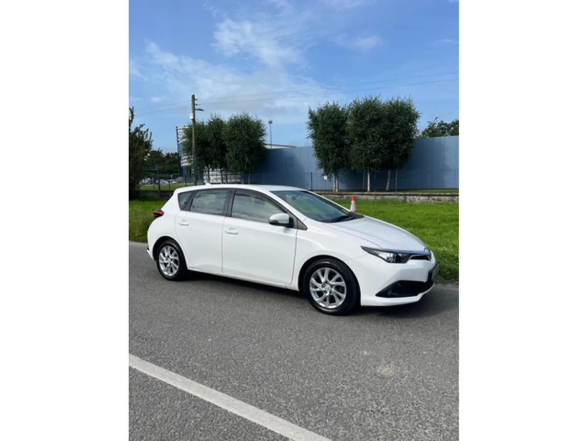 Toyota Auris 1.4 D-4D LUNA 4DR - Image 3