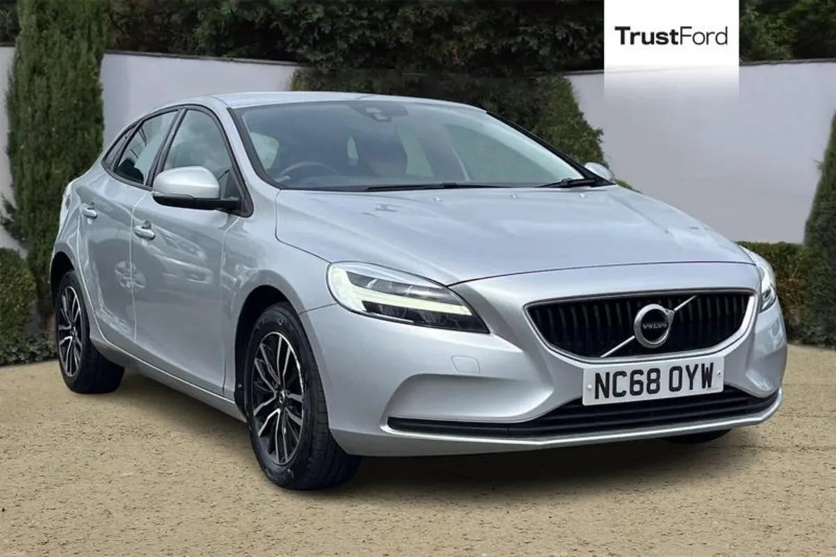 Volvo V40 Momentum - Image 1