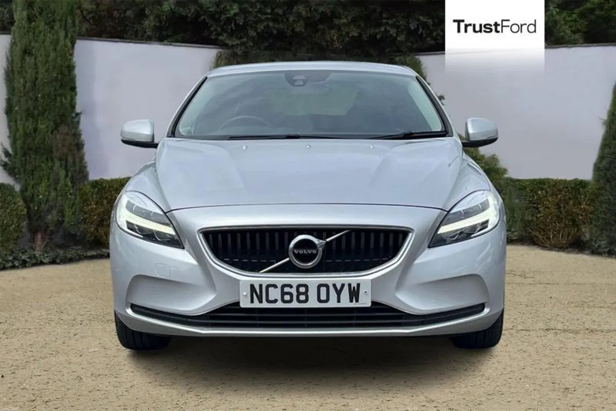 Volvo V40 T2 [122] Momentum 5dr - MOT'D TO JUNE 20 - Image 6