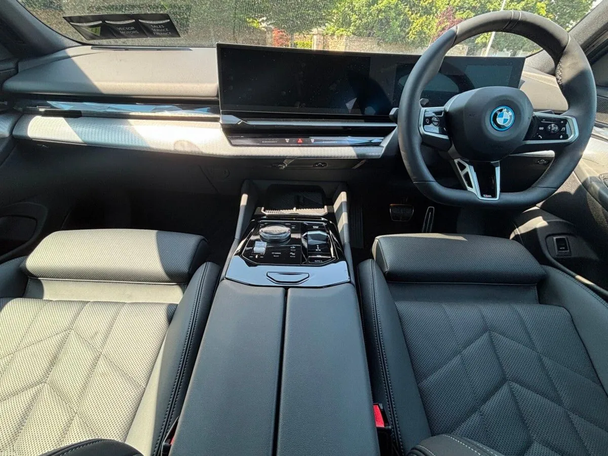 BMW i5 M-SPORT PRO EDRIVE40 BROOKLYN GREY - Image 3