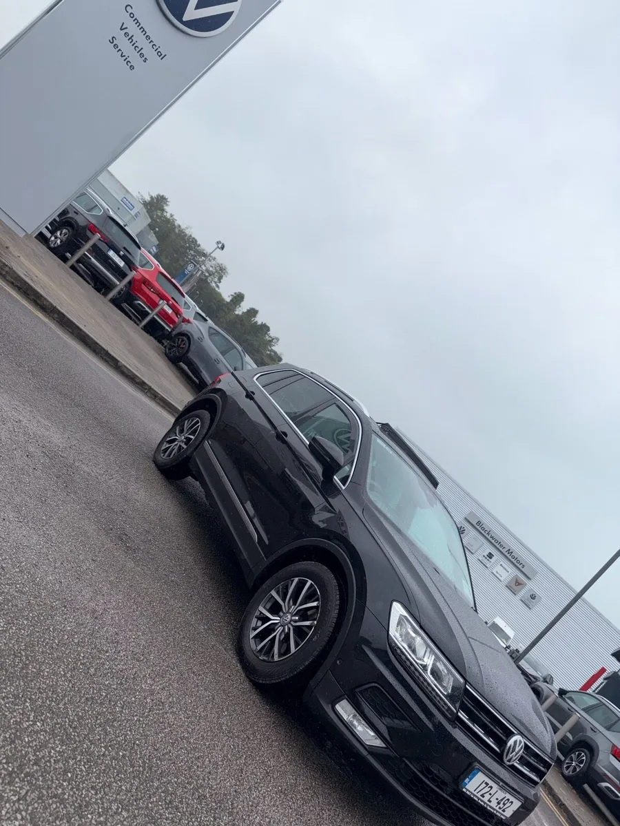 2017 Volkswagen Tiguan - Image 2