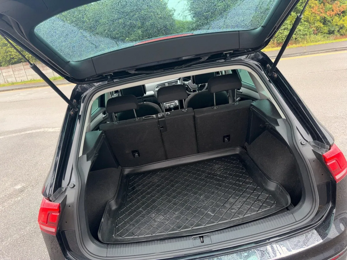 2017 Volkswagen Tiguan - Image 4
