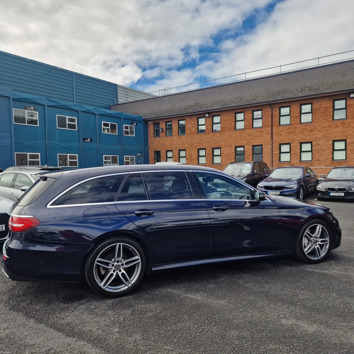 Mercedes-Benz E-Class E220d A/T Avantgarde Int/AMG - Image 3