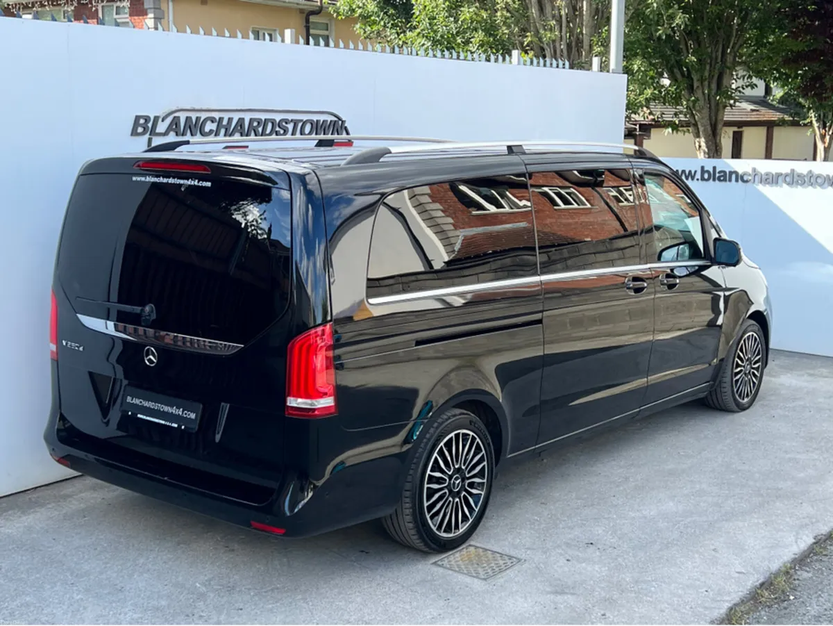 Mercedes-Benz V-Class 8 SEATER AMG LINE - Image 2
