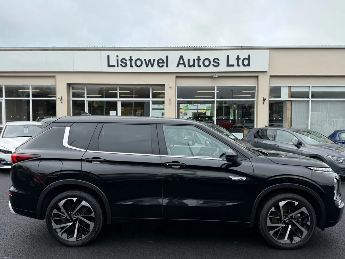 221 MITSUBISHI OUTLANDER 2.5 PHEV 4WD 7 SEATER - Image 1