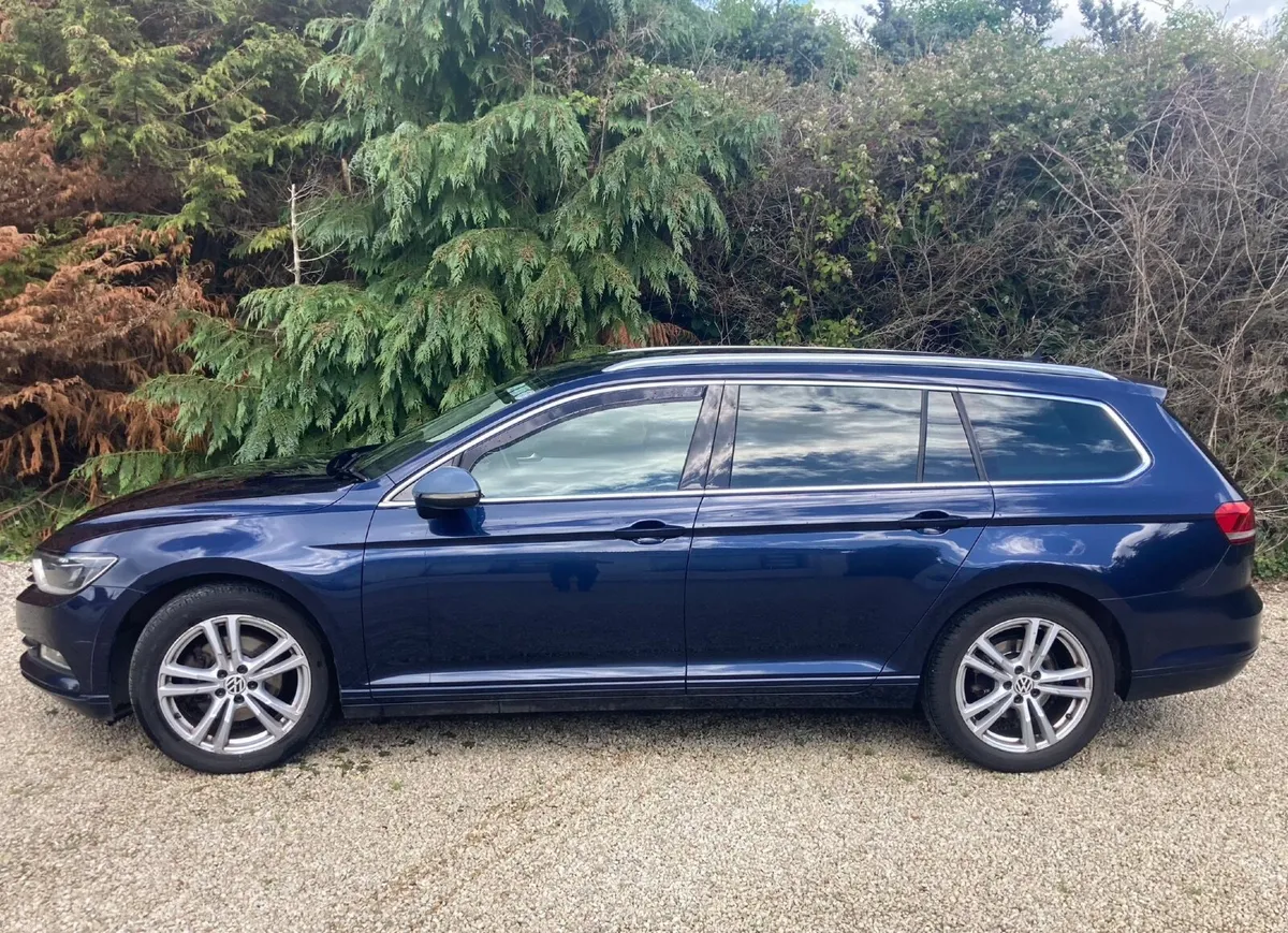 Volkswagen Passat 2015 - Image 2