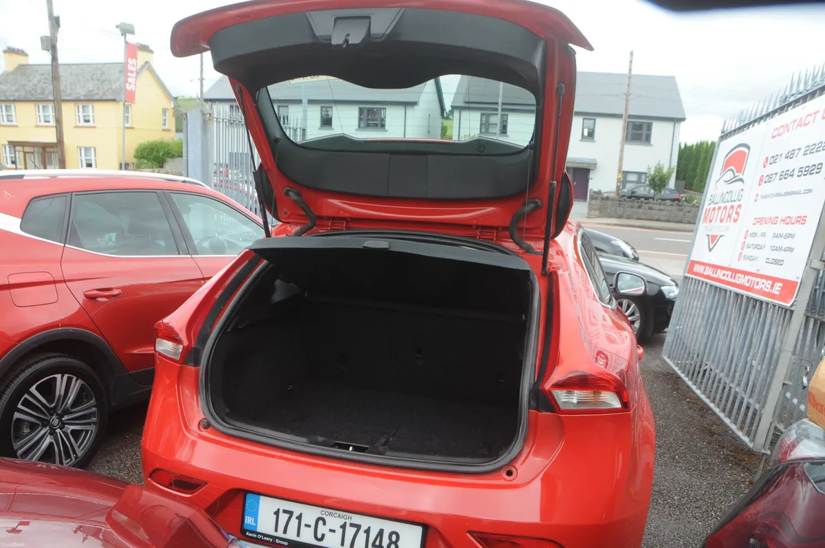 Volvo V40 2017, Petrol. - Image 4