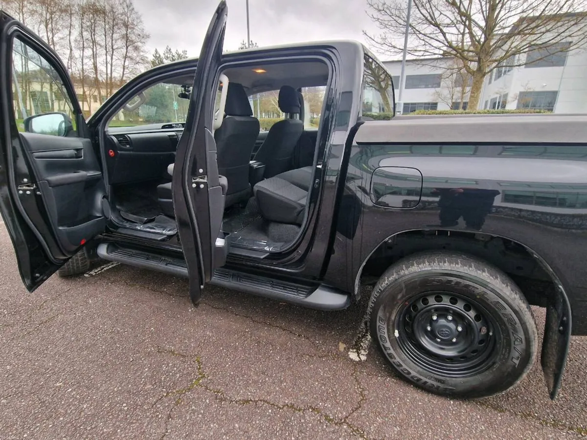 2021 Toyota Hilux Icon 2.4L Automatic 17k km only - Image 3