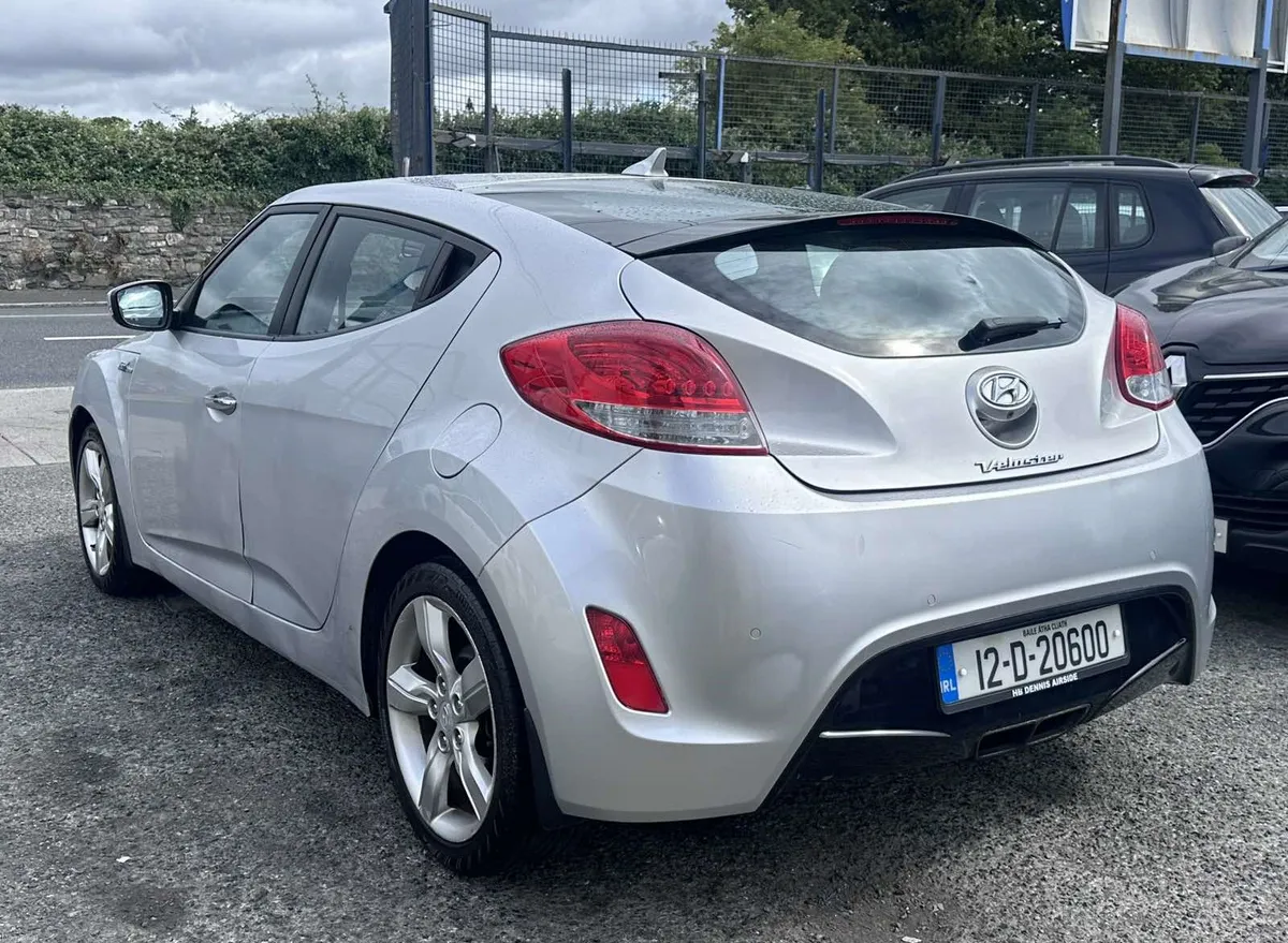 Hyundai Veloster LOW MILEAGE! - Image 4
