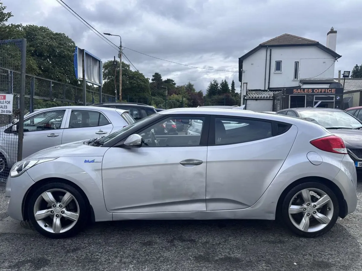 Hyundai Veloster LOW MILEAGE! - Image 3