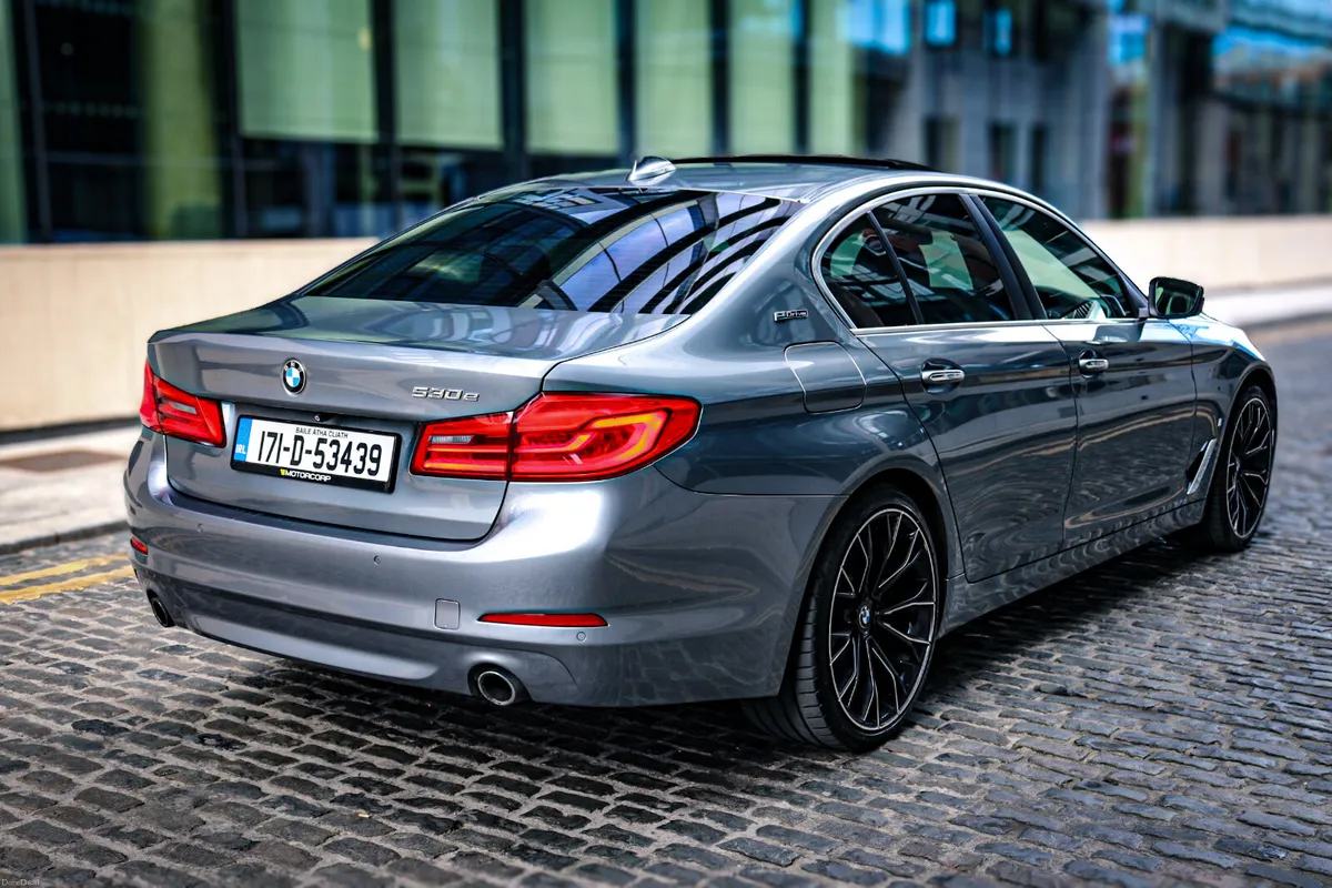 NOW RESERVED BMW 530e // Sunroof // Black Leather - Image 6