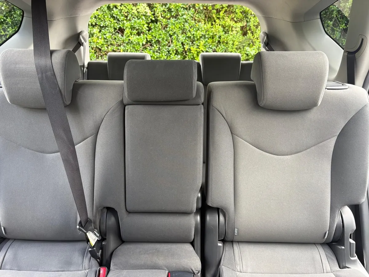 Toyota Prius Alpha 2014 7-Seater Automatic // 2key - Image 2