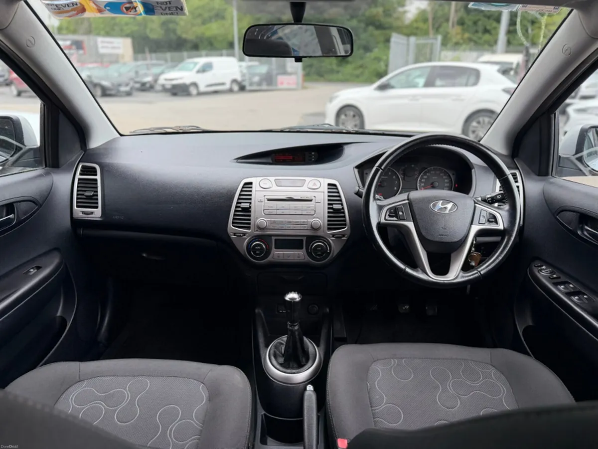 Hyundai i20 1.2 DE LUXURY 5DR - ONE OF A KIND - Image 4