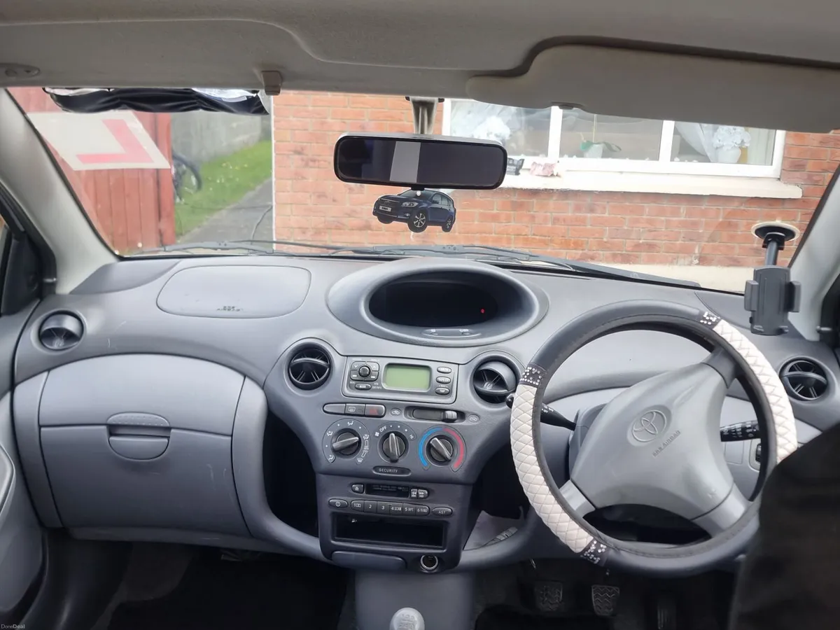 Toyota Yaris 2003 - Image 1