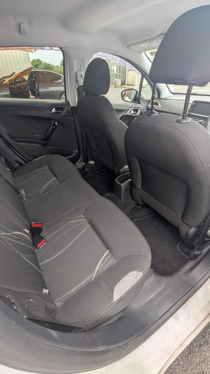 Peugeot 208 2015 - Image 2