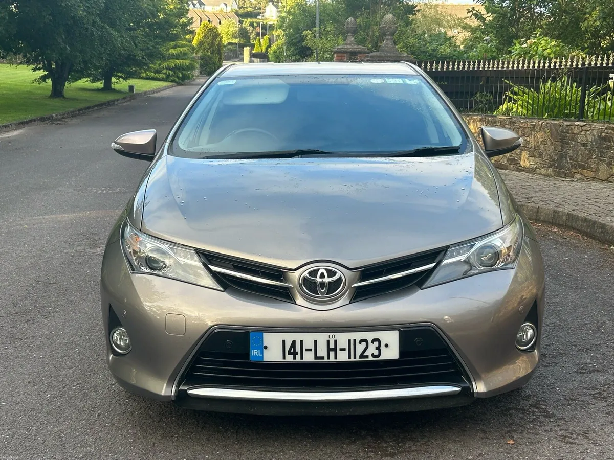 Toyota Auris 1.4D LUNA, TINY MILEAGE - Image 2