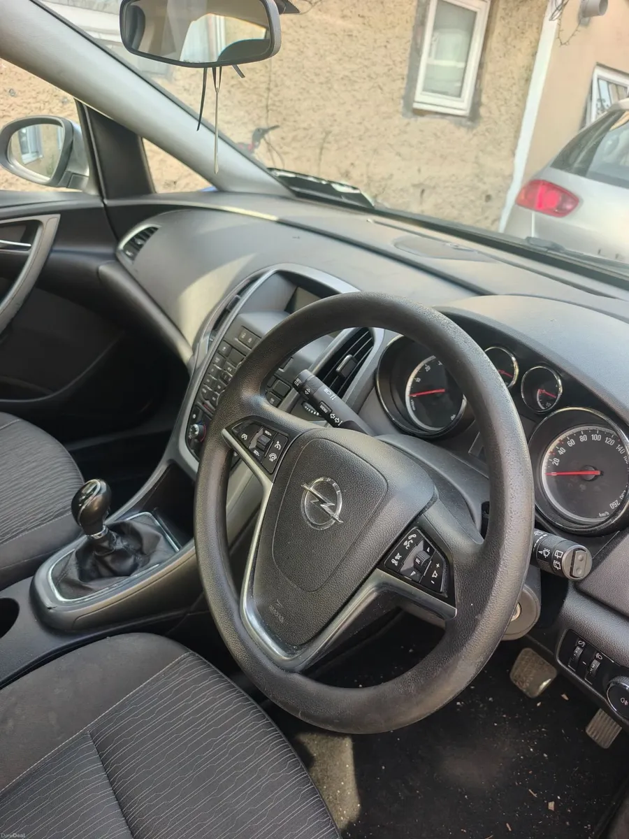 Opel Astra 2013 - Image 4