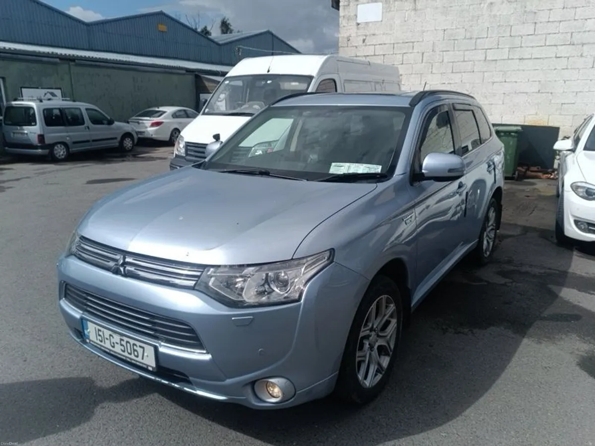 2015 Mitsubishi Outlander - Image 2