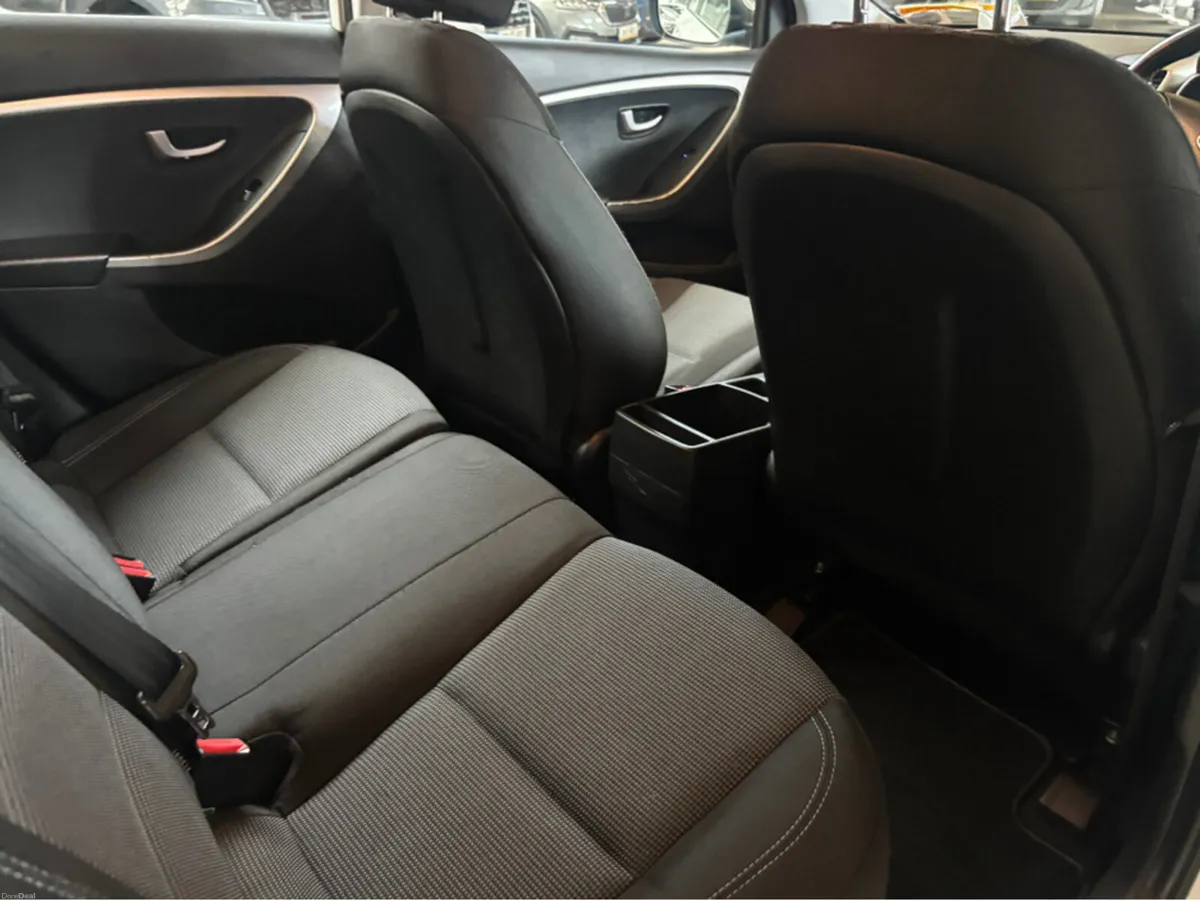 Hyundai i30 1.4 CLASSIC 5DR - Image 3