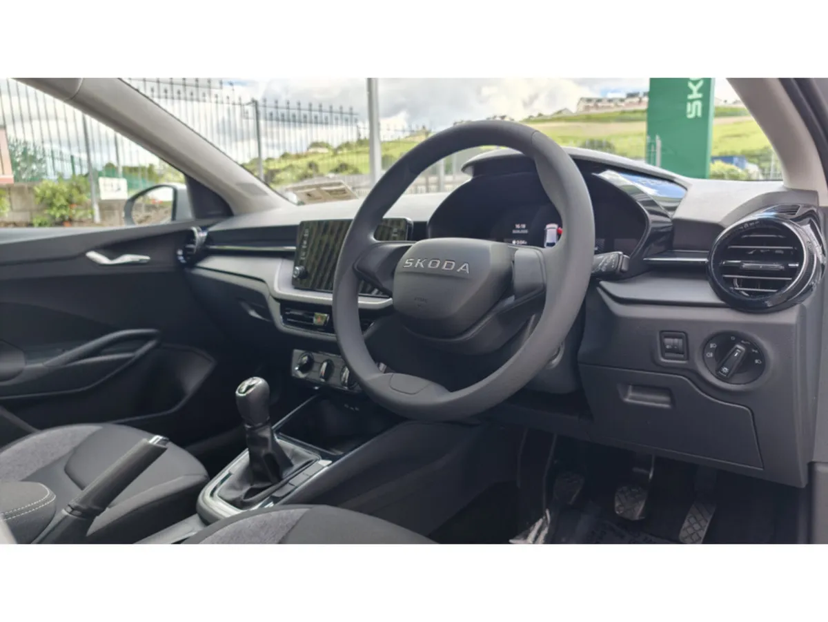 Skoda Fabia ESSENCE 1.0 80 BHP- A/C-PARK ASSIST- S - Image 4