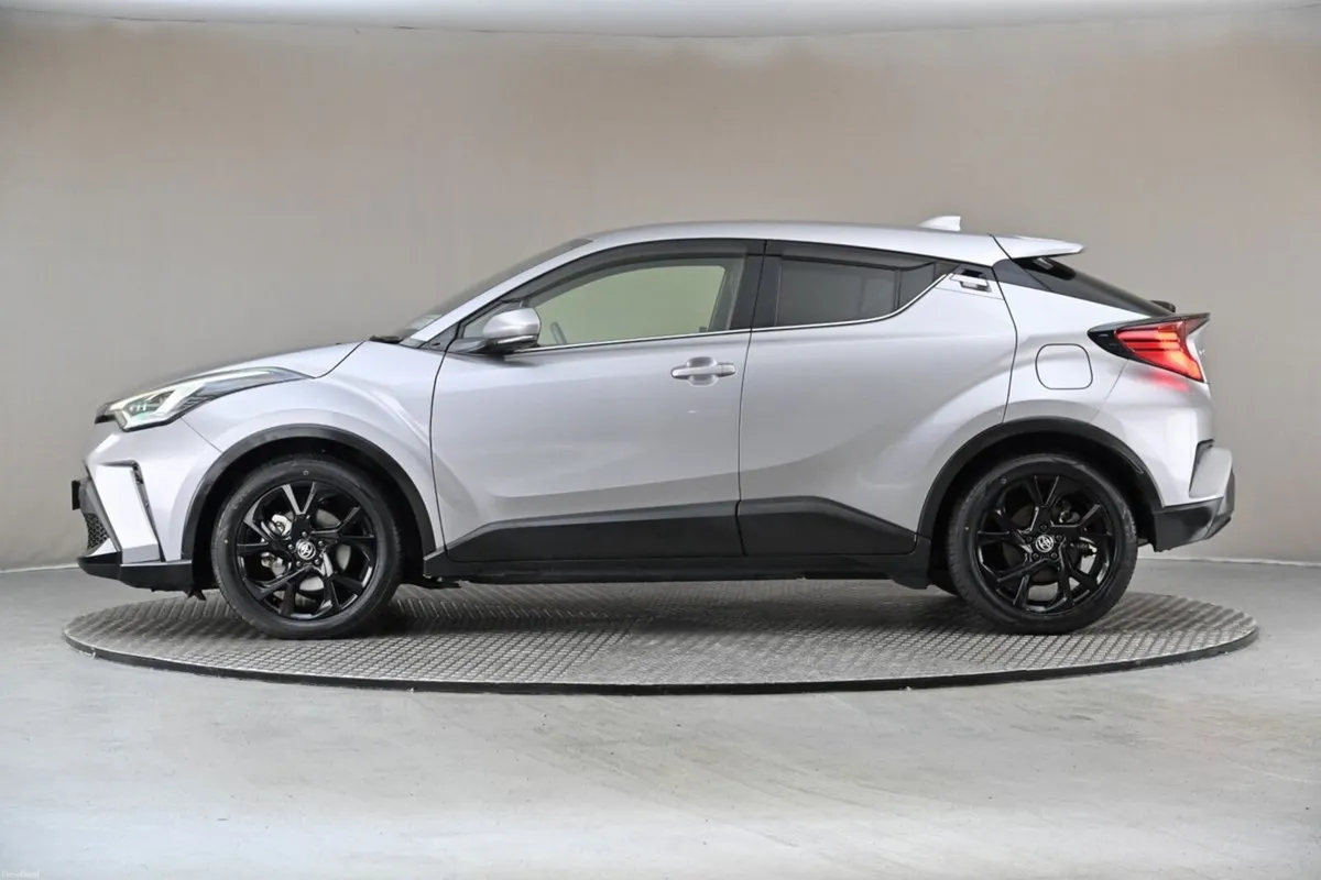 Toyota C-HR 1.8 HYBRID **HALF LEATHER**360 PAN CAM - Image 5