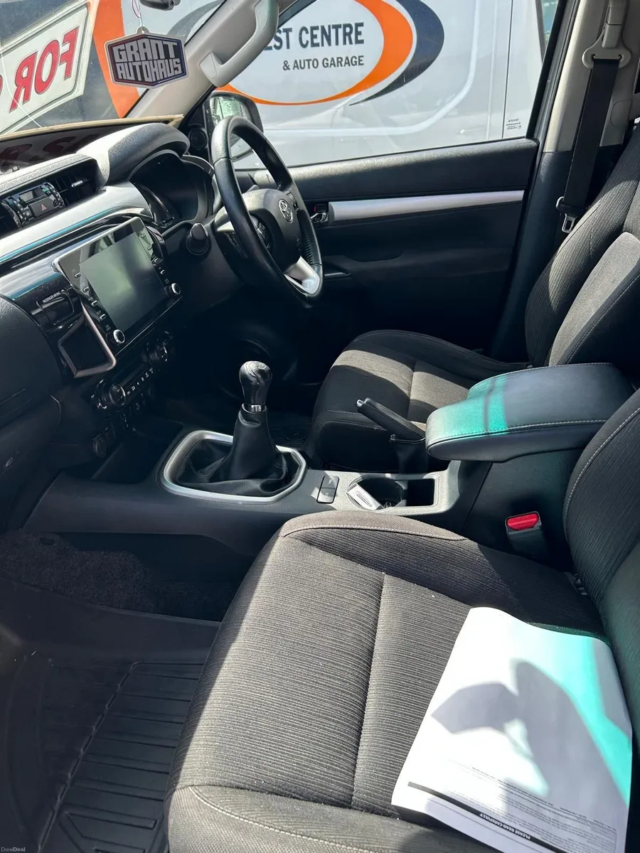 Toyota Hilux 2.4D4D Invincible 148BHP D/C 4DR Auto - Image 5