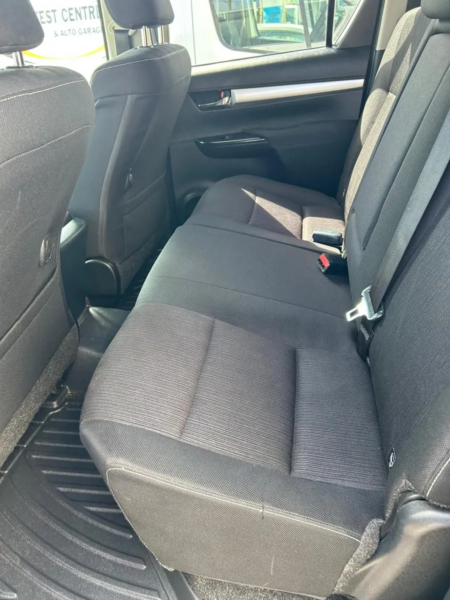 Toyota Hilux 2.4D4D Invincible 148BHP D/C 4DR Auto - Image 3